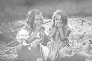 Deux jeunes filles s'amusant