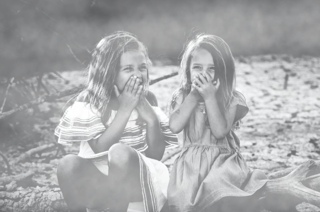 Deux jeunes filles s'amusant