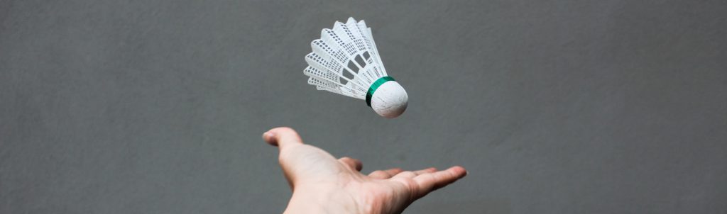 Entête volant lancé en l'air par une main