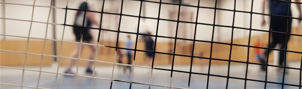 Vue de joueurs à travers le cordage d'une raquette